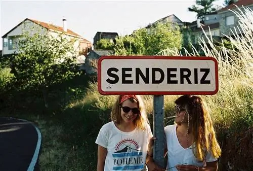две девушки со знаком senderiz