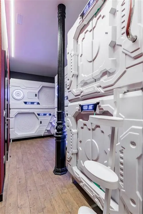 Всего в семи комнатах Art Seven Hostel находится 56 капсул.