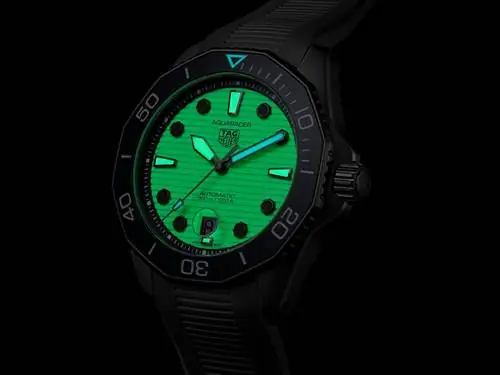 Модель Aquaracer Professional 300 Night Diver с каучуковым ремешком.