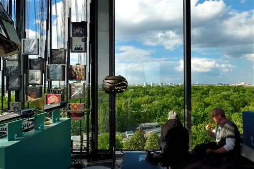 Вид на Тиргартен из ресторана Neni Berlin.