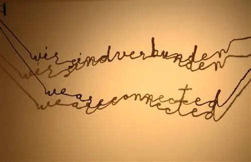 Стрижка волос поколений, работавших над спектаклем «Страсти в Обераммергау» в Музее страстей.