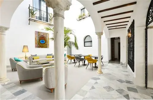 В центральном дворе был установлен пол 16 века, извлеченный из церкви в Морон-де-ла-Фронтера.