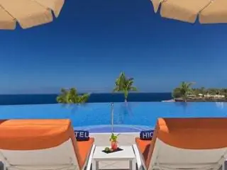 Если вы любите баловать себя в полной мере, вы будете счастливы на исключительной террасе Rooftop Privilege с пейзажным бассейном…