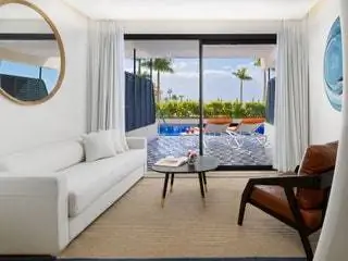 Терраса с прямым выходом к эксклюзивному бассейну - чего еще можно желать от жизни?