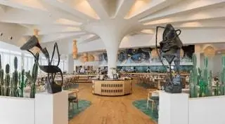 Благодаря отличным ресторанам интернациональной кухни с обслуживанием по меню становится ясно, что H10 Atlantic Sunset предлагает…