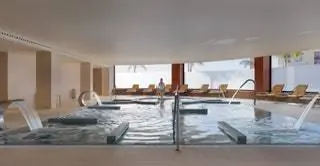 Расслабьтесь во время массажа с видом на море, погрузитесь в водные процедуры или побалуйте себя романтическим массажем в…