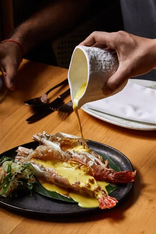 Жареные креветки с соусом Moilee подаются в JHOL.