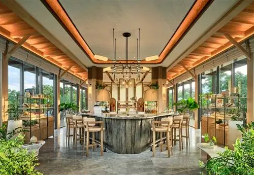 Элегантный интерьер ресторана Jampa оформлен во всех земляных и серых тонах с большим количеством света и разбросанных растений.