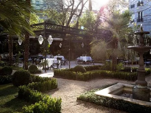 Новое место в Мадриде - терраса с киоском внутри уникального отеля.