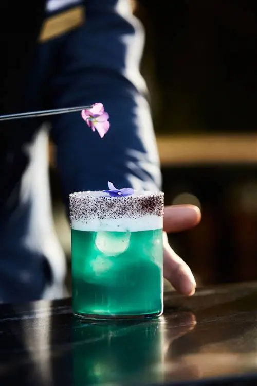 Новое место в Мадриде - терраса с киоском внутри уникального отеля.