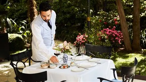 Новое «место для отдыха» в Мадриде - терраса с киоском внутри уникального отеля