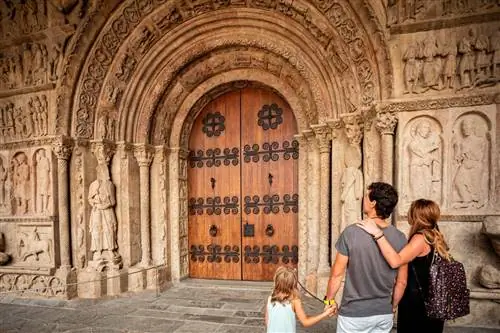 Обложка монастыря Санта-Мария-де-Риполь.