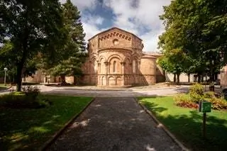 Следует отметить монастырь Санта-Мария-де-Риполь-Сант-Жоан-де-лес-Абадесес-Сант-Пере-де-Кампродон и Святилище…