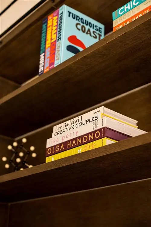 Книги, украшающие гостиную отеля Книги, украшающие гостиную отеля