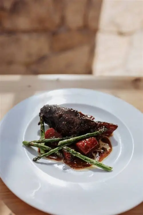 Телячья рулька, тушеная с морковью и дикой спаржей с грядки