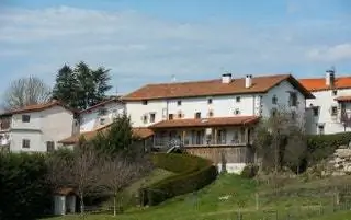 Этот уникальный загородный дом для полной аренды находится так близко к Памплоне и Сан-Себастьяну, что будет трудно удержаться…