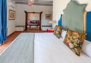 В нем есть бассейн, и это ценится летом в Cdiz, а также близость к пляжам Коста-де-ла-Лус. Но это…