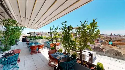 Яркая терраса ресторана Ginkgo и бара Sky с Мадридом у ваших ног.