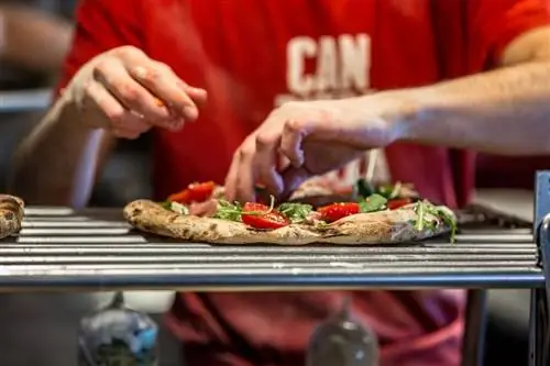 Помещение ингредиентов для пиццы в Can Pizza.