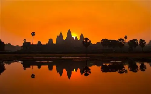 Восход солнца во время равноденствия над храмами Ангкора.