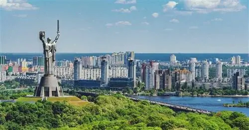 Статуя РодинаМат на берегу Днепра в Киеве.