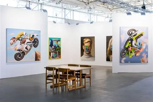 Произведения искусства, висящие в одном из помещений CAN Art Fair на Ибице.