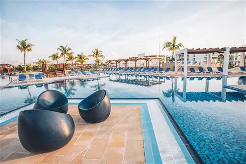 Мозаичный вид на бассейн отеля Iberostar Selection Ольгин.