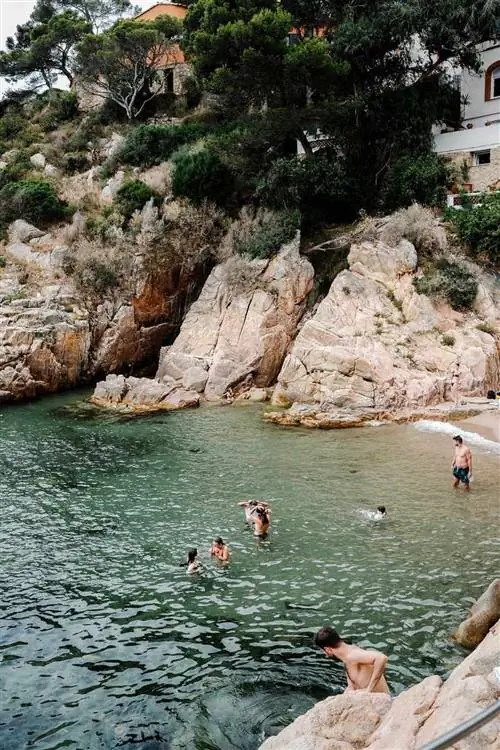 В Cala d'En Maleret в Fornells есть маленькие домики с видом на пляж.