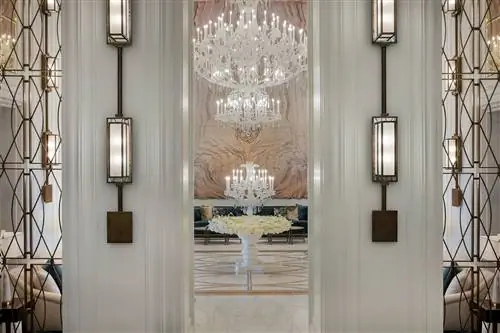 Роскошный вестибюль нового отеля RitzCarlton в Иордании.