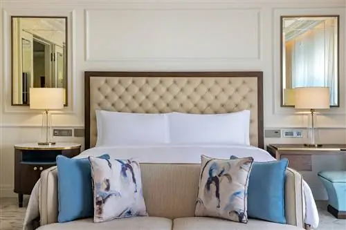 Кровать размера "king-size" в новом отеле The RitzCarlton Amman.