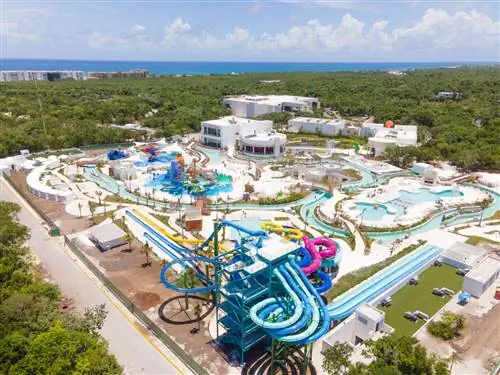 Вид с воздуха на огромный аквапарк Aqua Nick®.