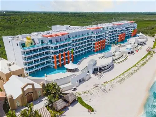 Курорт расположен на берегу Карибского моря.