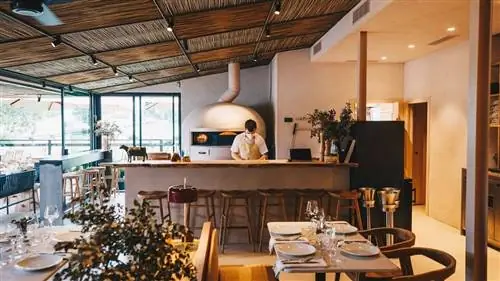 Шеф-повар ресторана Primera Vaca Алекс Ортис готовит одну из вкуснейших пицц, приготовленных в духовке в этом месте в Суэсе.