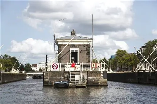 Сон в «доме моста» в Амстердаме.