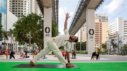 Занятия йогой под путями Metrorail.
