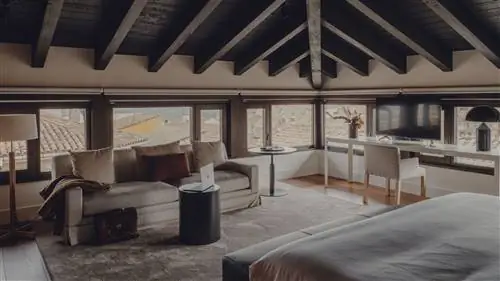 Мансардный номер отеля Santa María de Briones