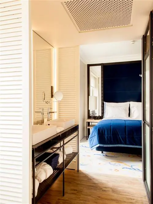 Комната и ванная комната в Pestana Plaza Mayor Madrid.
