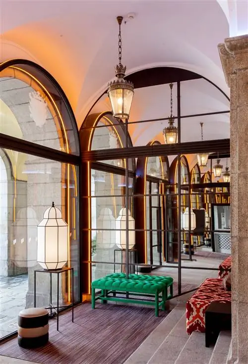 Места под аркадами в Café de la Plaza.