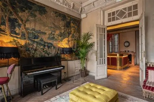 Гостиная с фортепиано и баром.