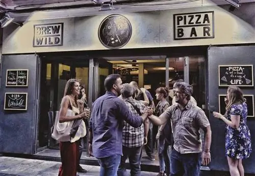 Завсегдатаи праздника в пиццерии Brew Wild Pizza Bar