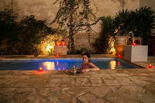 Девушка бассейн ты арабская баня Кордова