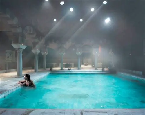 девушка купается в арабском спа