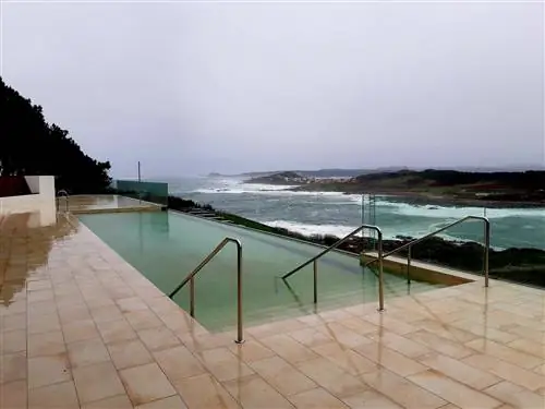 бассейн отеля