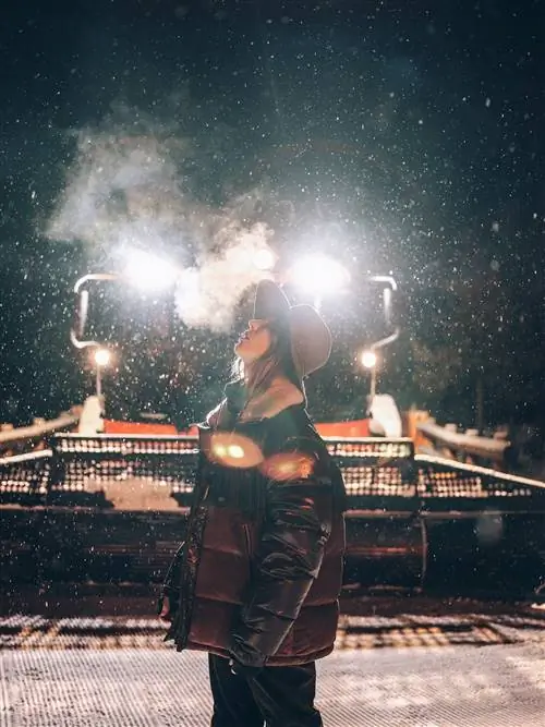 Нурия носит куртку и брюки Moncler и шляпу Brixton по пути в Vodka Bar, уникальное пространство, спроектированное…