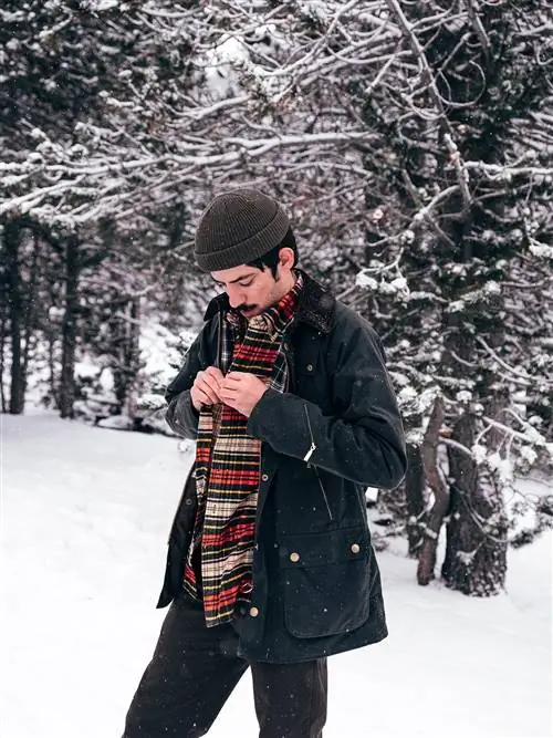 Coke Bartrina носит куртку Barbour и рубашку Bellerose на фоне пейзажей Андорры.