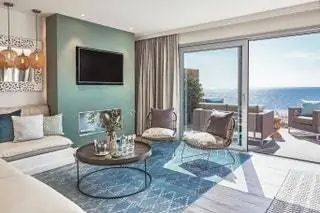 С панорамным видом на море