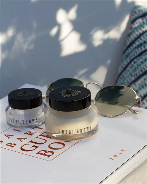 Увлажняющий крем для кожи вокруг глаз Bobbi Brown.