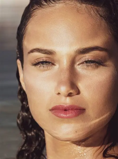 За четыре шага Bobbi Brown определяет тон и оттенок вашей кожи.