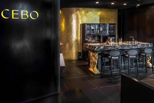 Главный герой черный мрамор в CEBO