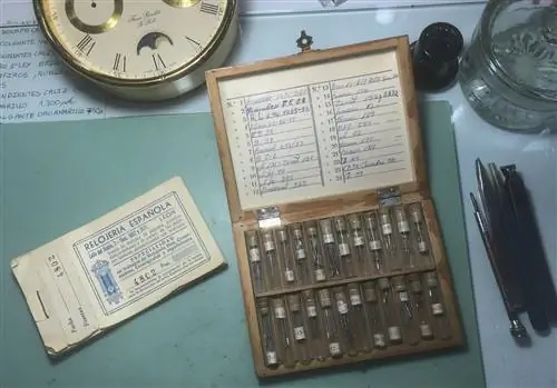 Книга счетов и коробка старых тихасов в ювелирном магазине Алехандро Морна Маркоса.